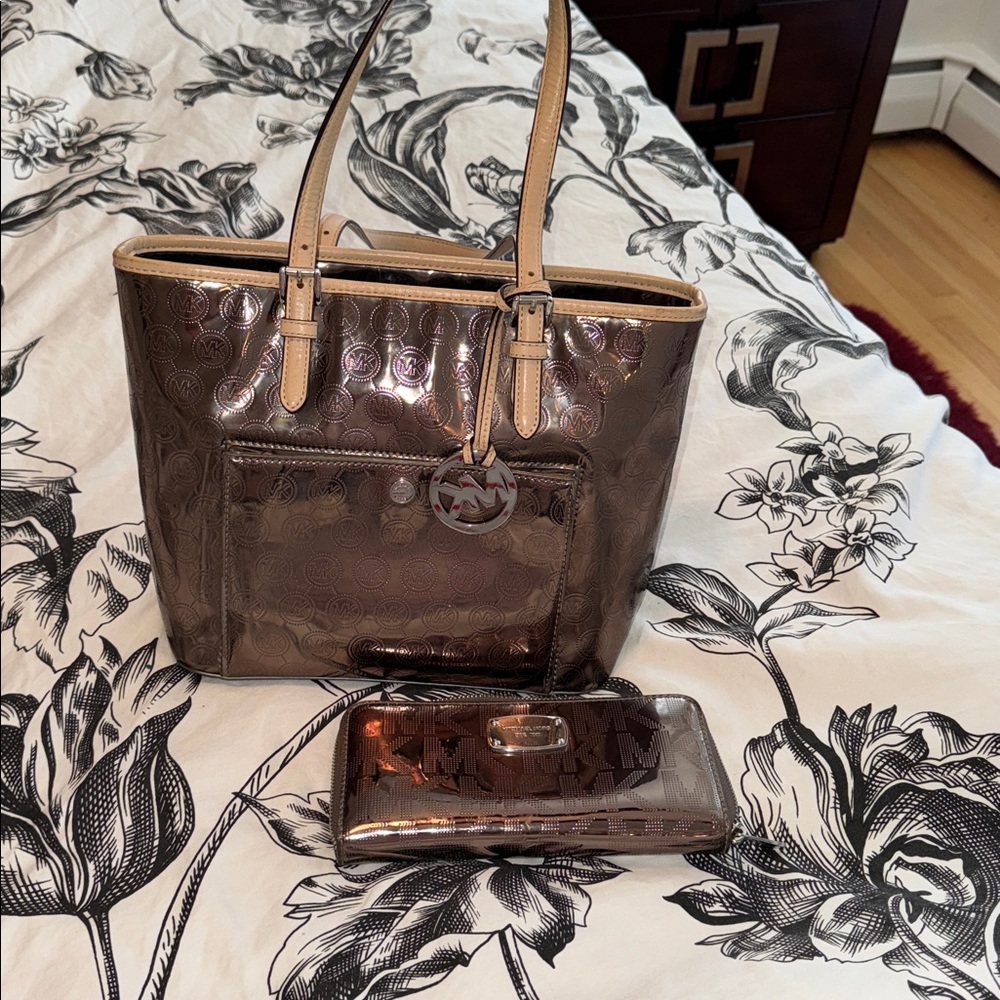 Michael Kors Shiny Brown/bronze  Tote and Wallet Set